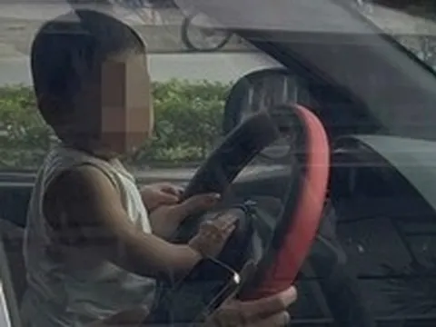 Để trẻ em ngồi trước vô lăng khi lái xe: Nữ tài xế Hà Nội tường trình gì?
