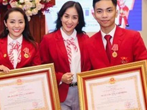 Khánh Thi - Phan Hiển cùng bạn nhảy nhận Huân chương lao động hạng Ba sau thành tích giành HCĐ thế giới