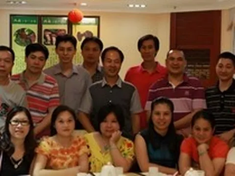 Họp lớp hết 190 triệu, cậu bạn nghèo ngày xưa đứng ra trả tiền nhưng bị khịa: Khi phục vụ quay lại nói 1 câu, tất cả liền "xanh mặt"