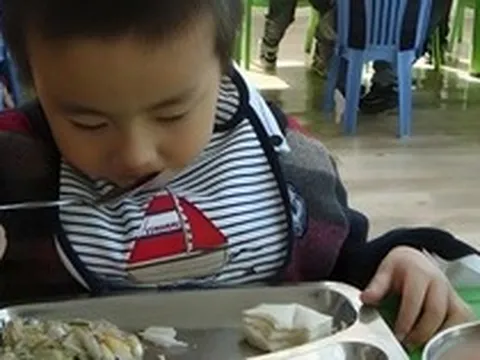 Nhìn cách ăn biết ngay tiền đồ: 3 thói quen trên bàn ăn cho thấy trẻ có EQ thấp, lớn lên khó thành công