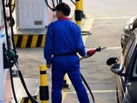 Phát hiện bình xăng ô tô dung tích 44 lít nhưng đổ hơn 56 lít mới đầy, công an niêm phong 2 cây xăng để điều tra