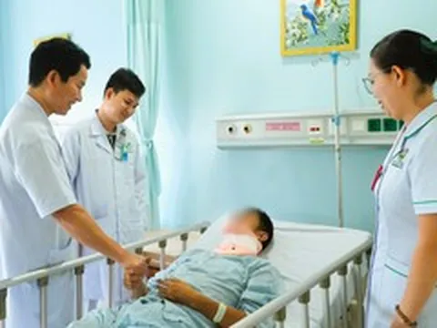 Người đàn ông liệt tứ chi sau cú ngã quỵ bởi căn bệnh hiếm gặp