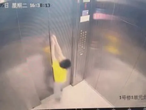 Đoạn camera trong thang máy được đăng lên mạng giữa đêm khiến nhiều phụ huynh thót tim