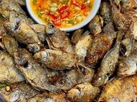 Chiên cá đừng chỉ dùng dầu ăn: Thả thêm một mẩu này vào chảo, cá giòn rụm, không bắn dầu mà lại thơm "gây nghiện"