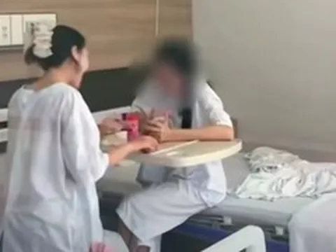 Cái nắm tay lạc quan của hai cô gái tuổi đôi mươi trong phòng bệnh ung thư