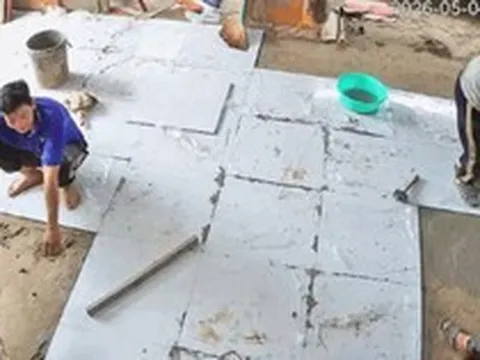 Hành động của nhóm thợ xây với bé gái đang ngủ trên võng được chủ nhà cắt ra đăng khắp nơi