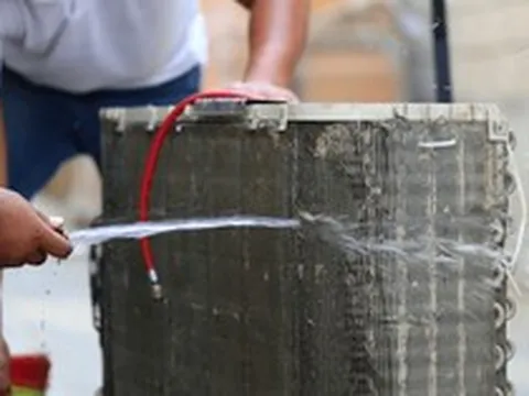 Có nên xịt nước vào cục nóng điều hoà để vệ sinh?