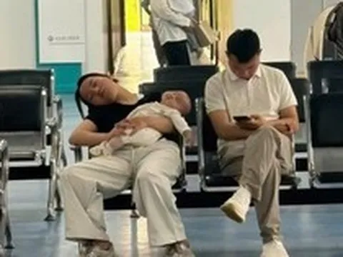 Bức ảnh ở hành lang bệnh viện đang viral: Bạn có chọn đúng bố cho con hay không? Cứ nhìn những lần con cái đau ốm thì sẽ rõ!