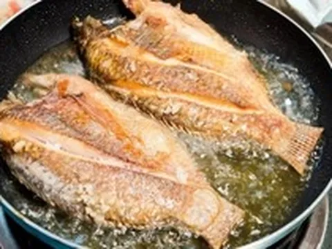 Chiên cá đừng chỉ dùng mỗi dầu ăn: Thả thêm 1 thứ này vào chảo, cá giòn rụm, không bắn dầu mà lại thơm ngon hấp dẫn