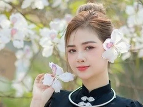 Ca sĩ Dương Hoàng Yến, gây sốt với tiết mục vừa hát live vừa chơi đàn đá trước 20.000 khán giả