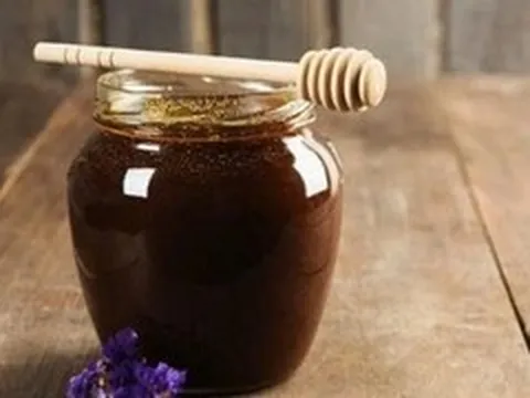 Mật ong bị đen do để lâu ngày còn dùng được không?