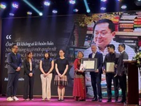 Ông Hoàng Nam Tiến được trao bằng Tiến sĩ danh dự từ đại học Mỹ