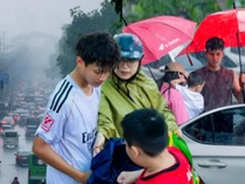 Hà Nội đang nắng gắt bỗng tối sầm, mưa như trút nước giữa trưa khiến người đi đường không kịp trở tay