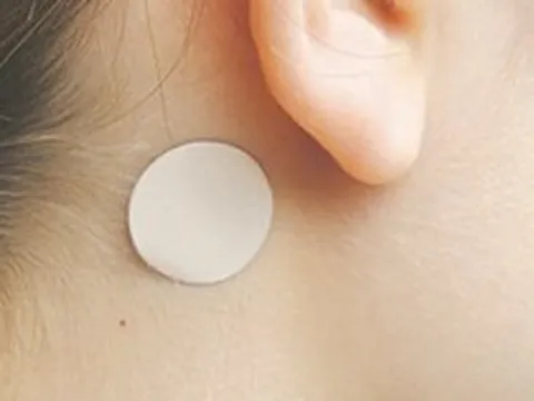Bé gái loạn thần cấp sau khi dán miếng chống say tàu xe, bác sĩ cảnh báo khẩn