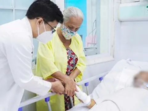 Tắm nước lạnh giải nhiệt ngày nóng, cụ bà 86 tuổi viêm phổi nặng