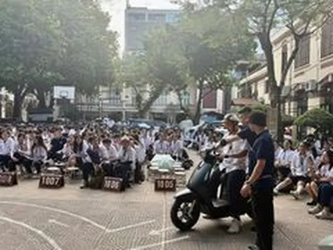 Dễ lái, đổi pin nhanh: VinFast Evo Lite ghi điểm với học sinh Hà Nội
