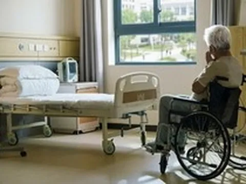 Bố mẹ bán đất chia đều cho 3 anh em, ngày ông bà đổ bệnh chỉ còn mình tôi "đứng mũi chịu sào"