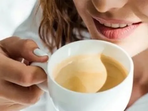 5 mẹo uống cà phê mà không sợ răng ố vàng, xỉn màu
