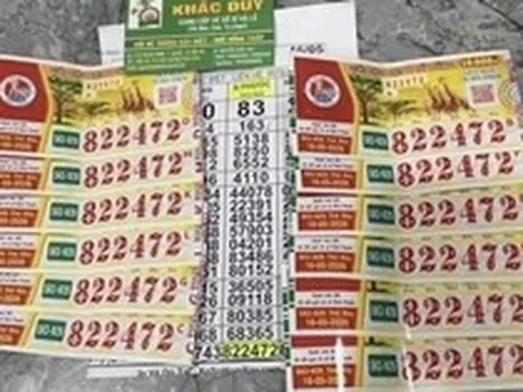 Mua 12 tờ vé số trong lúc đi đón con, tối đại lý đến tận nhà làm một việc