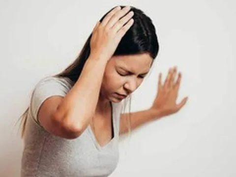 Đau đầu kéo dài có phải u não? Dấu hiệu cảnh báo cần đi khám ngay
