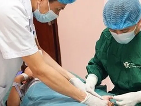 Bé trai 7 tuổi suýt mất bàn tay do tự bật máy bào quế