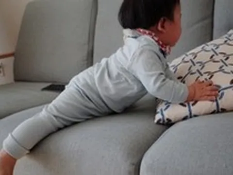 Bé 6 tháng tuổi ngã từ sofa, xuất huyết não nhưng sai lầm này của gia đình khiến bé rơi vào tình trạng nguy kịch