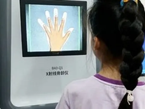 Suốt ngày lo "Con có bị lùn quá không?" nhưng bố mẹ không biết chính 4 sai lầm kinh điển này đang làm con lùn vĩnh viễn