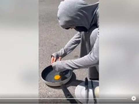 Cảnh báo hành động rán trứng ngoài đường nhiều người làm ngày nắng nóng