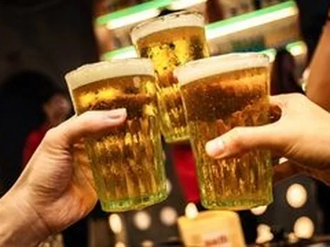 Vì sao trong ngày nóng, bạn càng uống nhiều bia càng dễ mất nước?