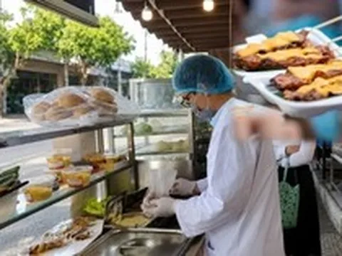 Nắng nóng đỉnh điểm, người bán hàng cũng "vừa bán vừa run": Cảnh giác với loạt món ăn đường phố dễ thành "nguy cơ ngộ độc"