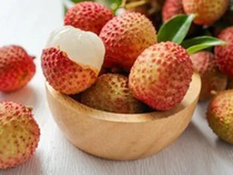 Bà cụ hôn mê sau khi liên tục ăn nhiều vải: Lưu ý cách ăn đúng trong mùa cao điểm