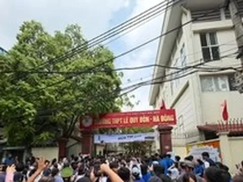 Thi Ngoại Ngữ lớp 10 ở Hà Nội: Thêm thí sinh vi phạm mang điện thoại, hơn 400 em vắng mặt