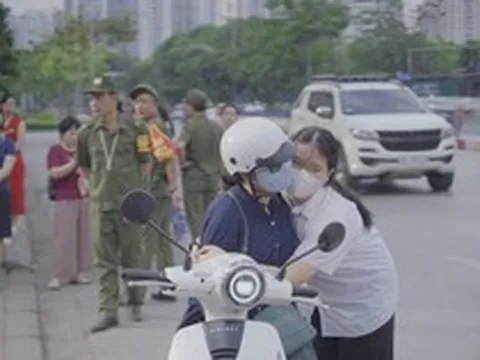Đến trường thi mới biết tấm lòng mẹ cha: Trống đã điểm nhưng về sao được, lòng dạ đặt hết ở đây rồi!