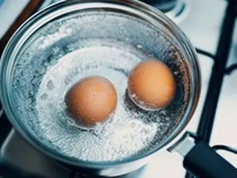 Luộc trứng mà thêm thao tác này, vỏ không bao giờ nứt, hương vị ngon hơn hẳn