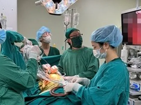 Bác sĩ bỏ qua quy trình hành chính, cứu thanh niên bị đâm thấu tim