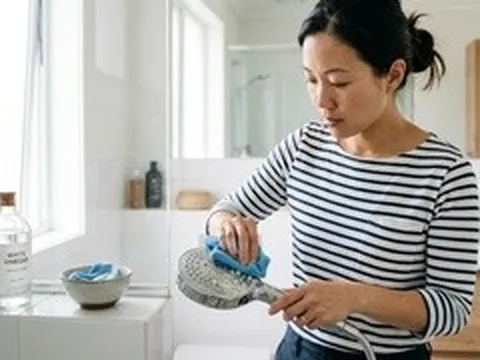 Cách vệ sinh vòi sen bị đóng cặn trắng