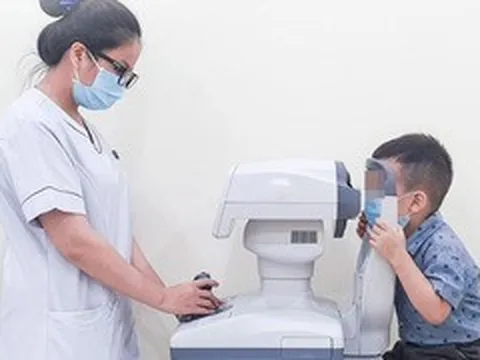 Bé trai 3 tuổi cận gần 14 độ, bác sĩ phát hiện nguyên nhân bất thường