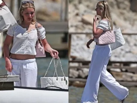 Harper Beckham xách cùng lúc hai túi Chanel đi biển