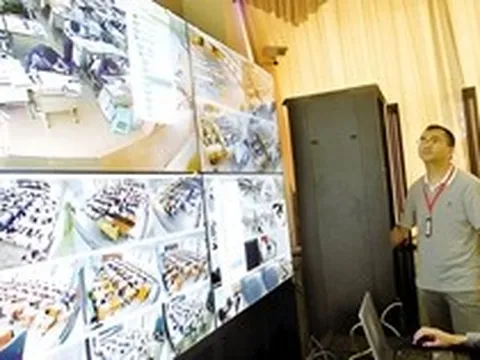 Nam sinh giỏi nhất tỉnh thi đại học lại nộp toàn bộ giấy trắng, camera hé lộ sự thật: "Em cố tình thi trượt", nhà trường lập tức vào cuộc
