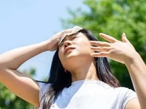 Nắng 40 độ C: Nhận biết sớm 3 tình trạng nguy hiểm kiệt sức, sốc nhiệt, đột quỵ