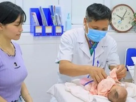 Cứu sống bé gái sinh non chỉ 900 gram sau hơn 3 tháng giành giật sự sống