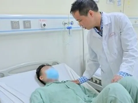 Đưa quả thận đứt rời ra ngoài sửa rồi ghép lại vị trí cũ