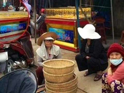 Độc lạ tiệm vàng nằm "hớ hênh" giữa chợ, đi vắng phủ vải lên là xong: Chủ tiệm nói lý do không sợ trộm