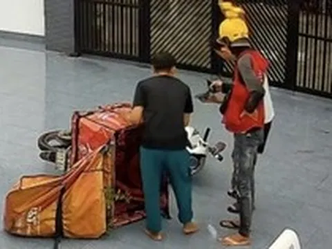 Vừa gọi “anh Nhân ơi…” thì shipper giao hàng gặp nạn, đoạn camera do chủ nhà trích xuất lan truyền khắp nơi