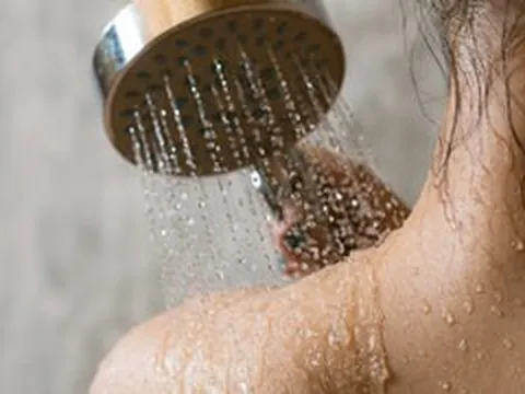 Bác sĩ cảnh báo: Thói quen tắm sau 22h dễ kích hoạt đột quỵ nguy hiểm