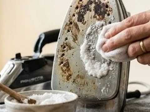 Mẹo làm sạch bàn ủi bị cháy, bám đen