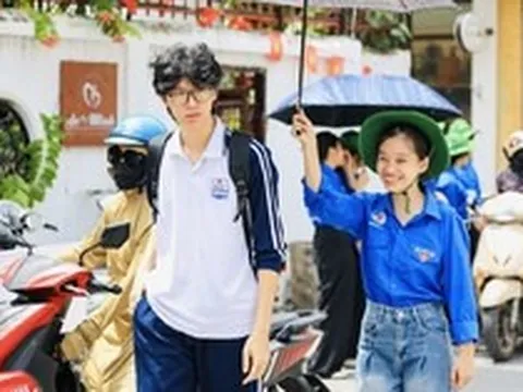 11 thí sinh dùng điện thoại, 1 thí sinh dùng tài liệu bị đình chỉ ở môn đầu tiên