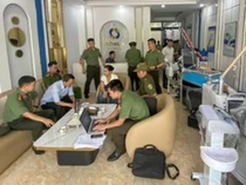 Shipper học hết lớp 9 đóng vai bác sĩ, tạo hình thẩm mỹ phụ khoa cho khách