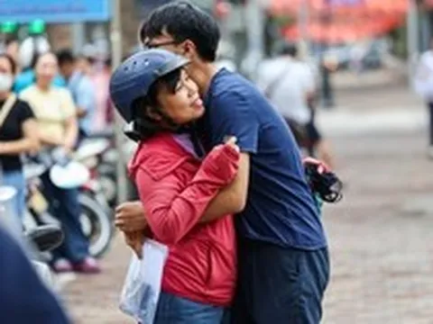 Nụ hôn, cái ôm và những khoảnh khắc xúc động trước cổng trường thi tốt nghiệp