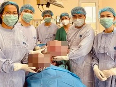 Nữ sinh 16 tuổi mang hai khối u buồng trứng gần 15kg
